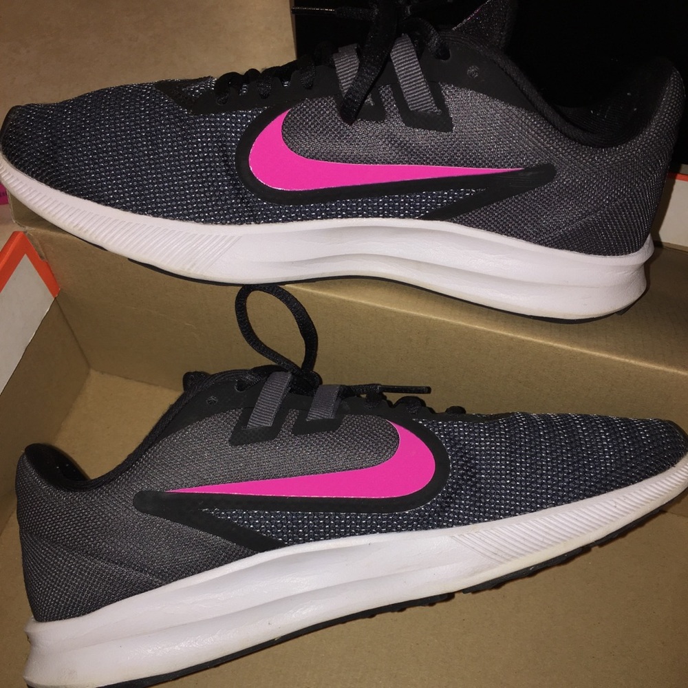 Womens Nike Sz 8 tennis shoes